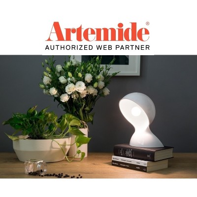 Artemide lumetto Dalù, nei colori bianco, nero e arancio.